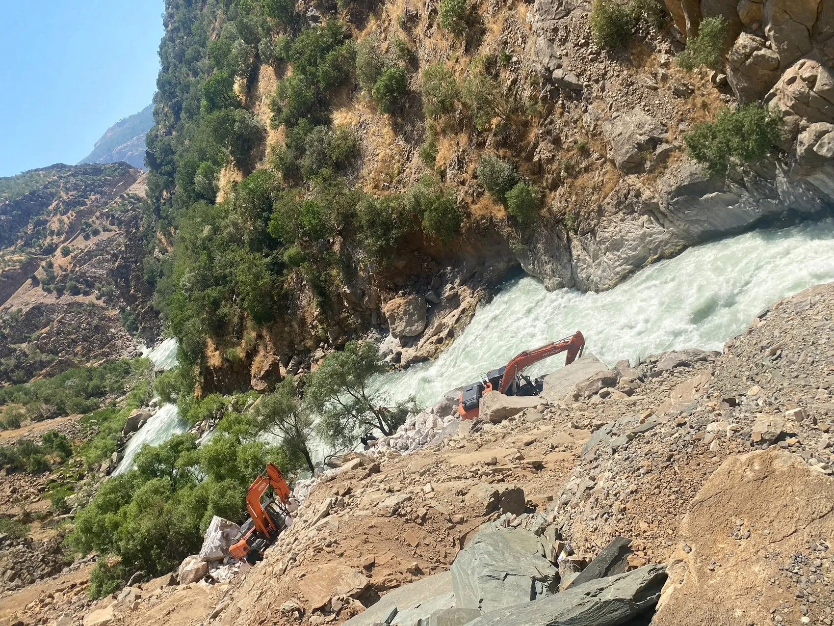 Şırnakta kayıp Erkan Sakı bulmak için su altı ve sınır ötesi tarama sürüyor