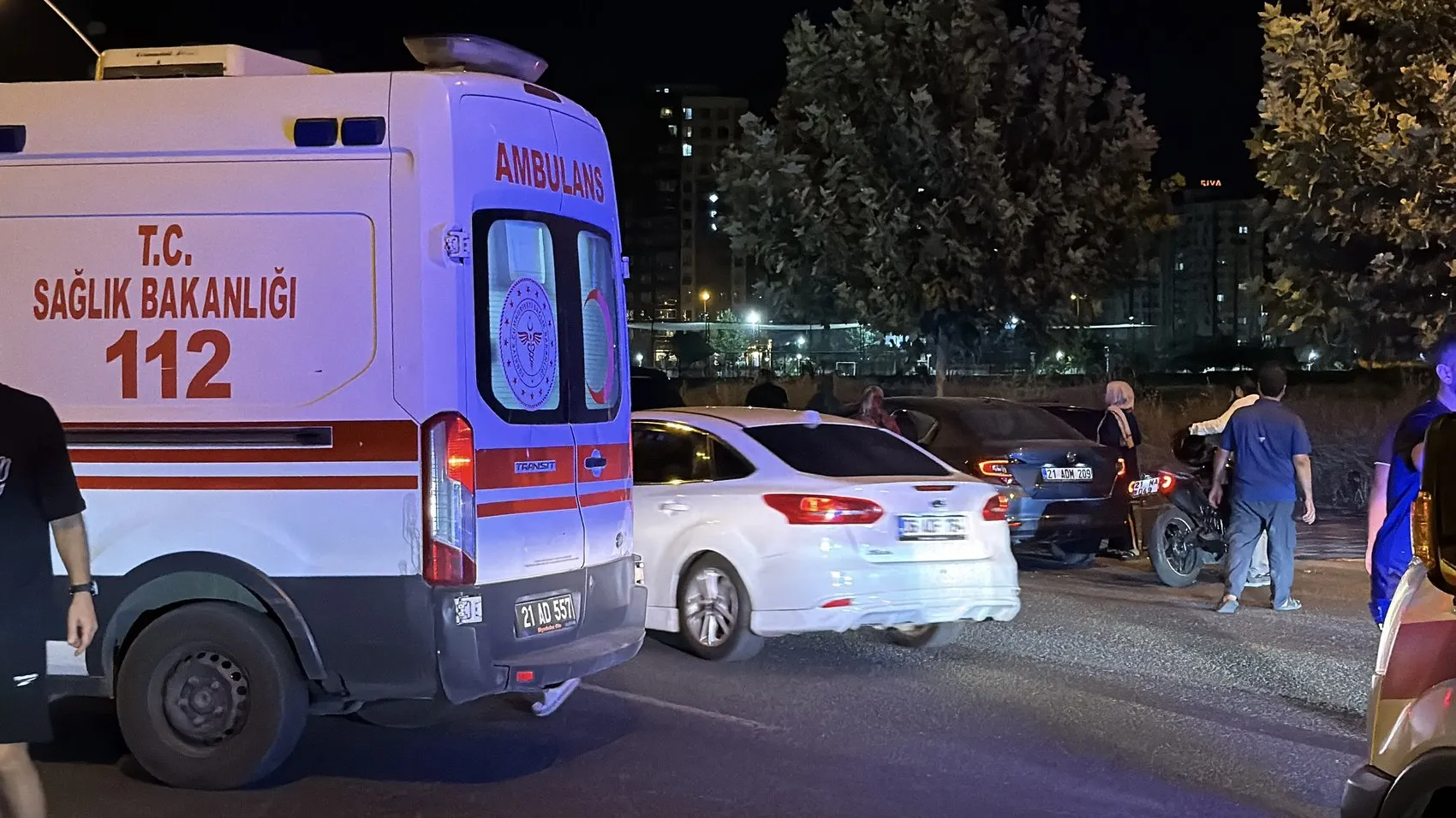 Diyarbakır'da gece vakti bisikletli kadına taksi çarptı
