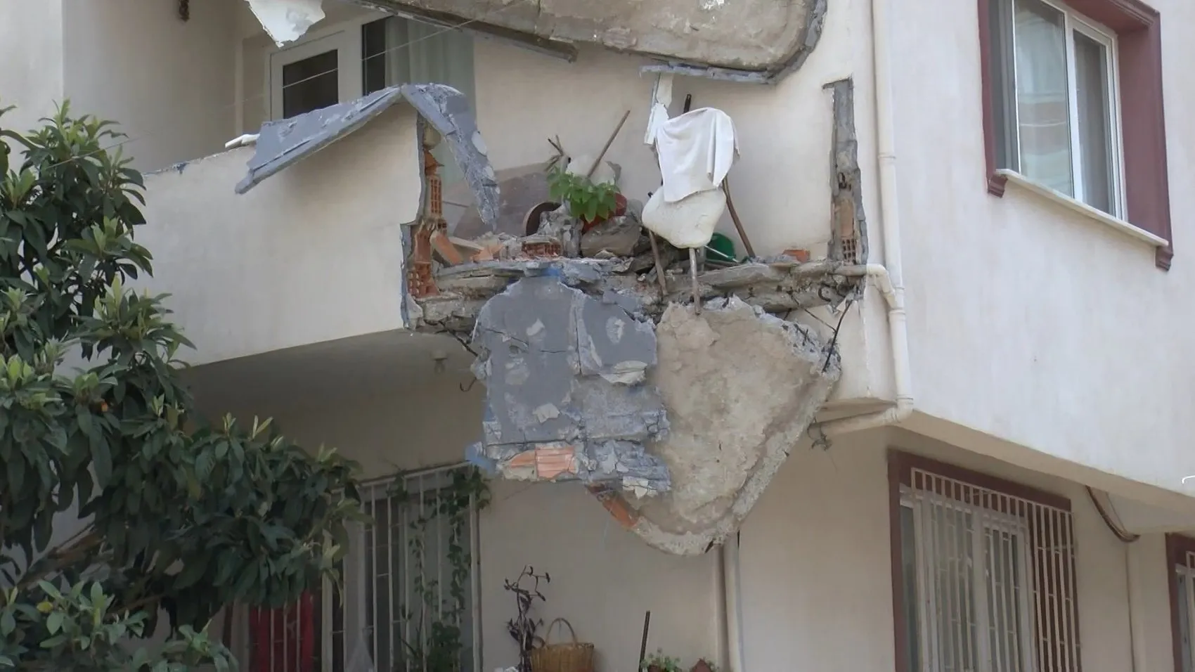 Küçükçekmece'de balkon faciası ucuz atlatıldı