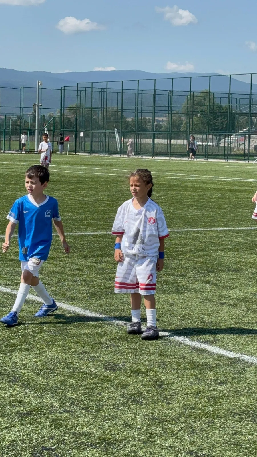8 yaşındaki Elif Su sahada erkek rakiplerine meydan okuyor