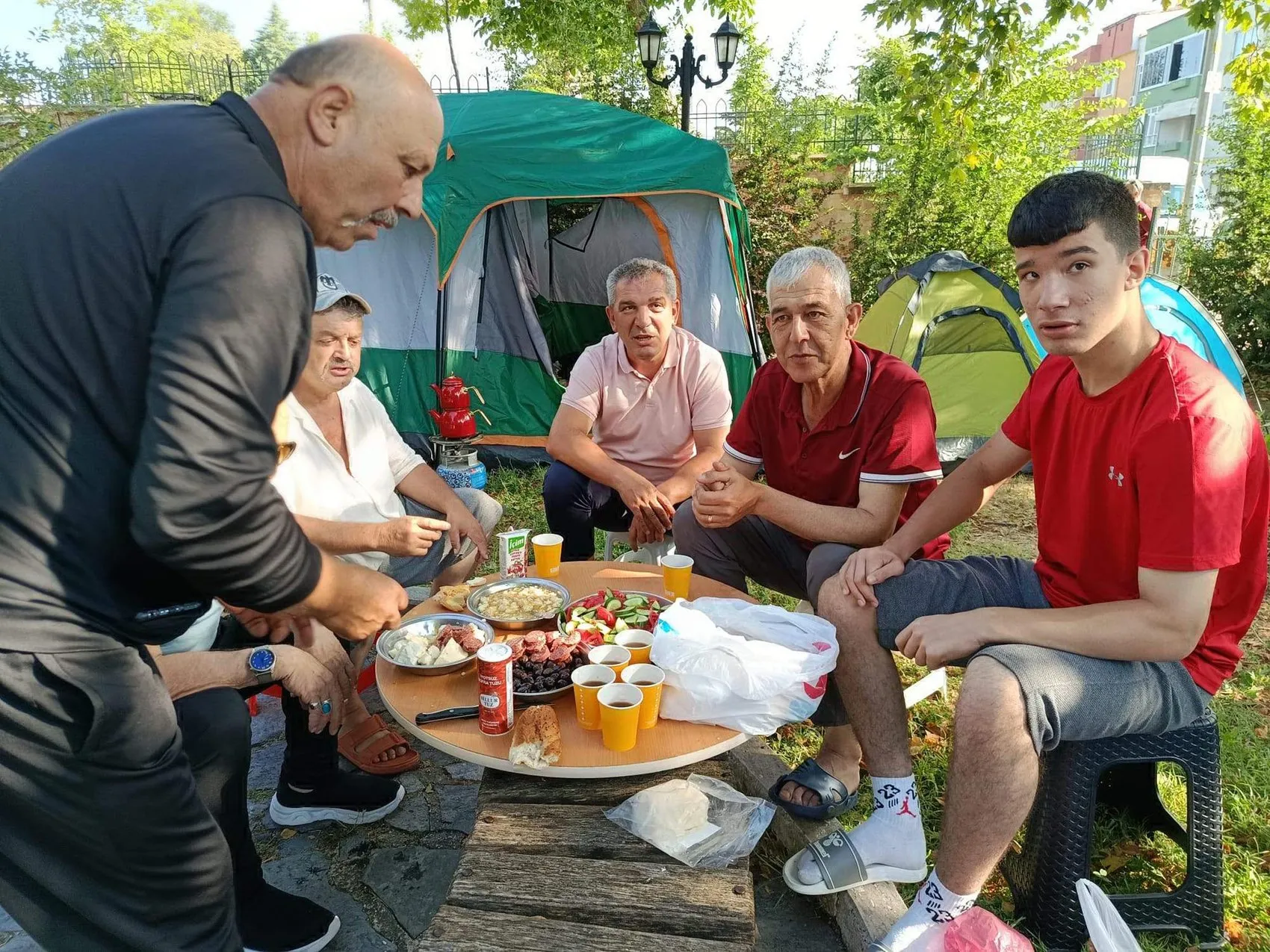 Kırkpınar tutkunları otel bulamayınca çadırlarını cami avlusuna kurdu