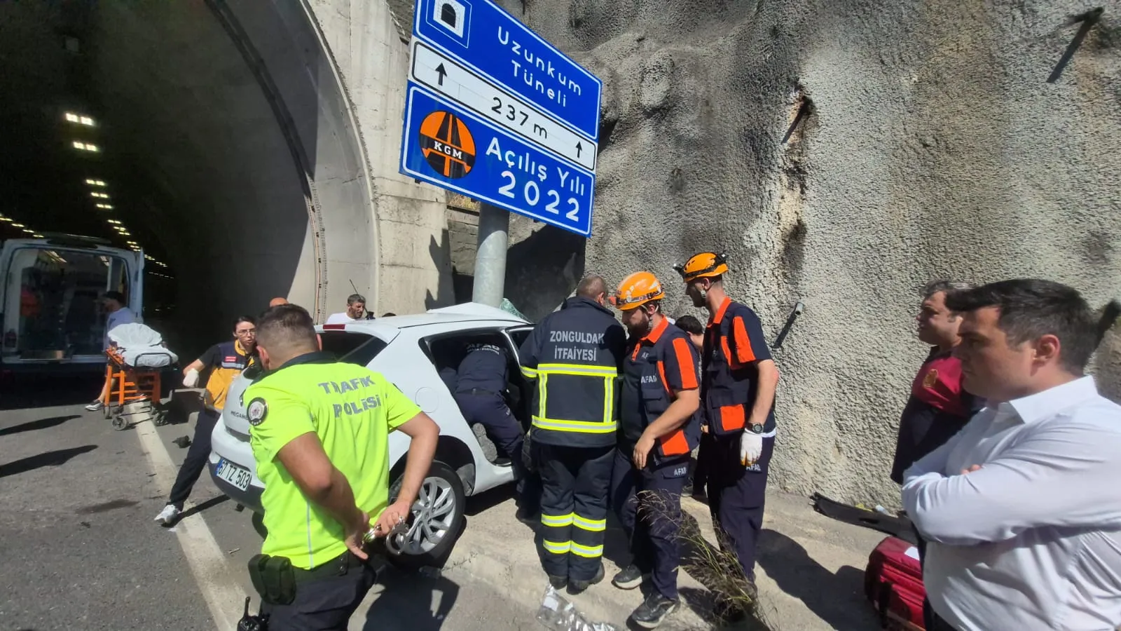 Zonguldak'ta tünel girişinde kaza yapan sürücü ağır yaralandı