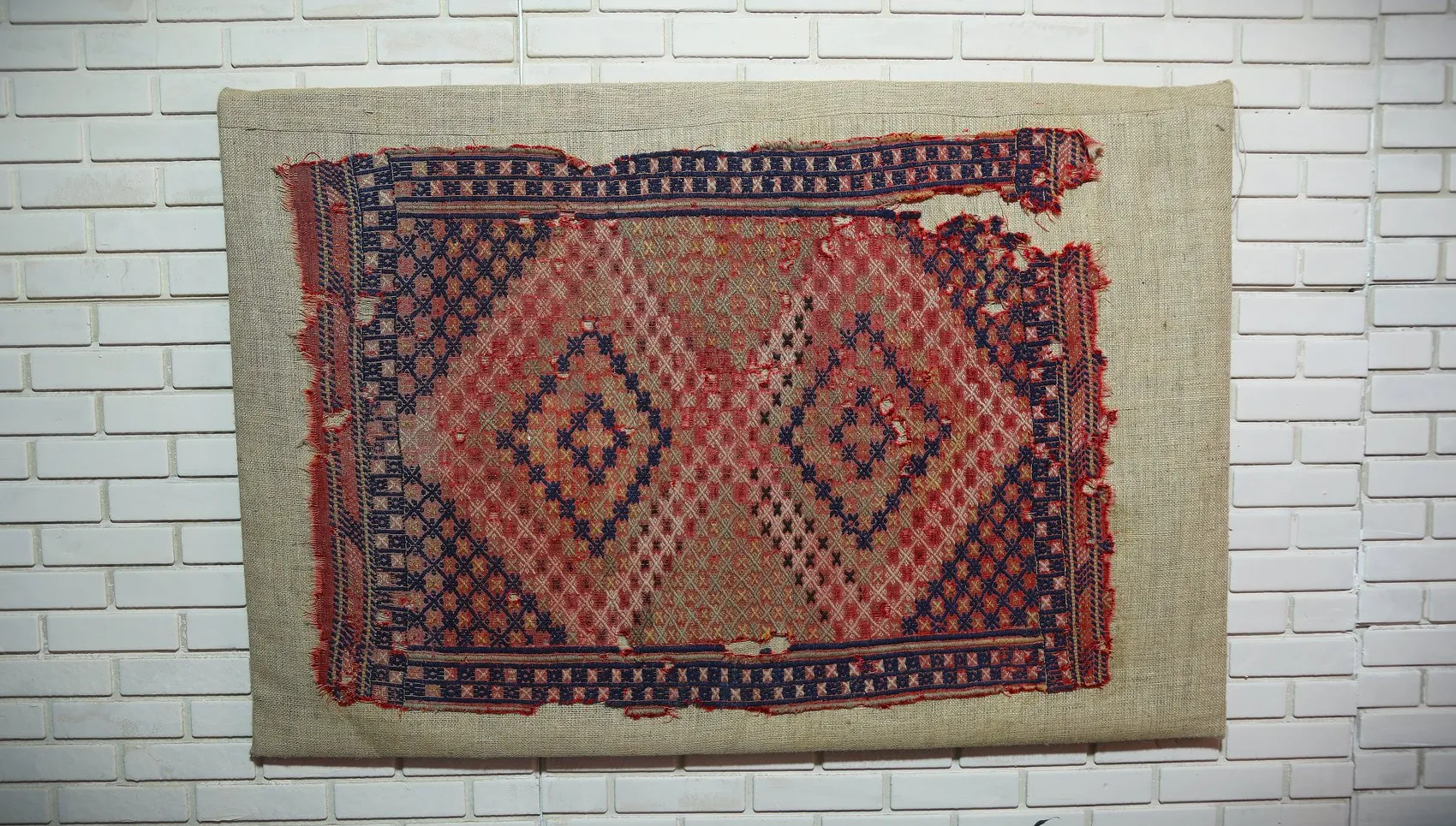 Anadolu'nun eski halıları Antalya güneşinde dekoratif sanat eserine dönüşüyor