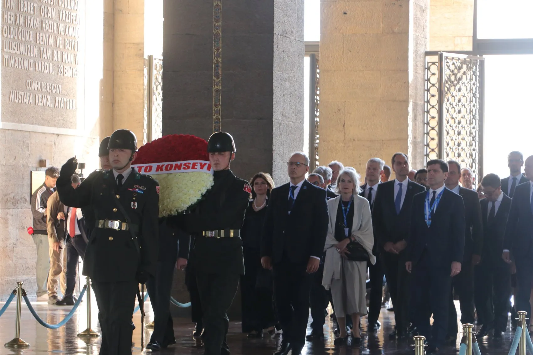 NATO heyeti Ankara zirvesi öncesi Anıtkabir’e gitti