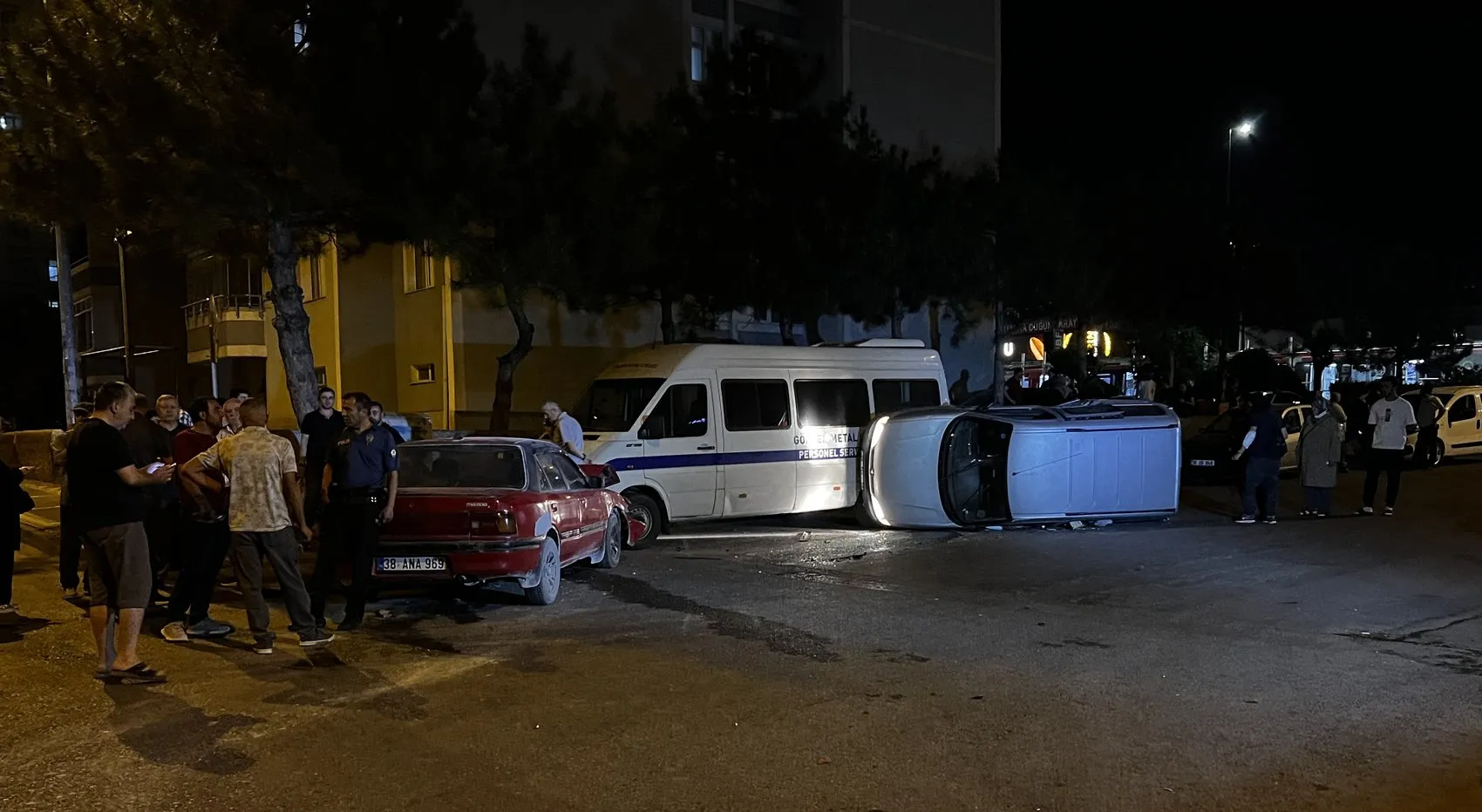 Kayseri'de kaza sonrası şaşkına çeviren bir saatlik eşya toplama mesaisi