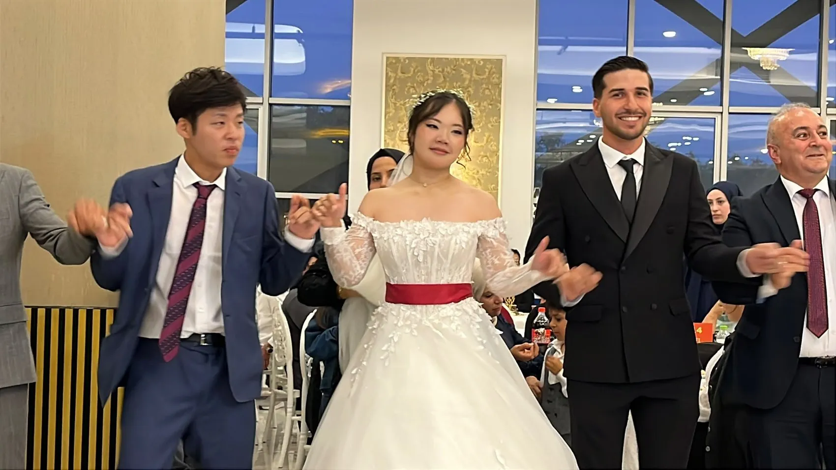 Bolu'da Japon gelinden geleneksel halay şovu