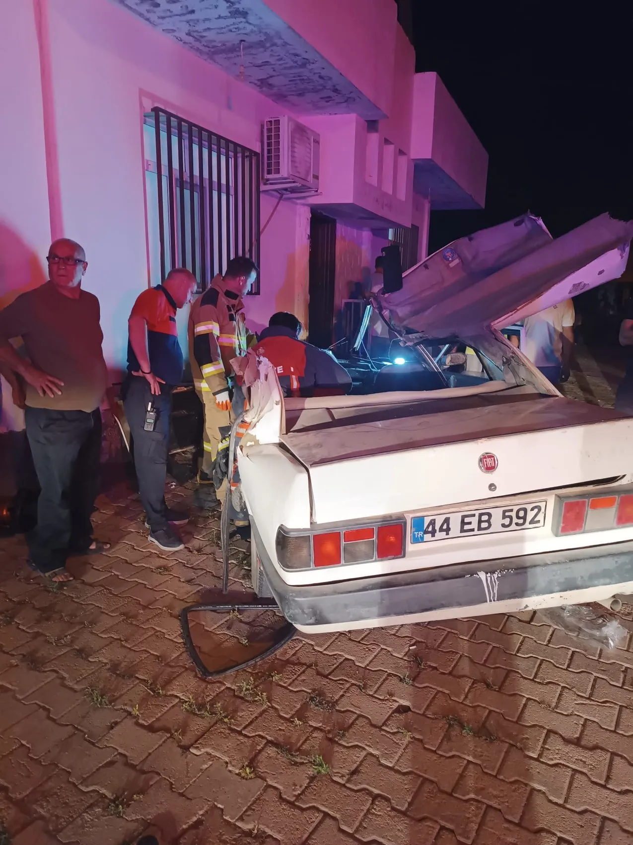 Mardin'de otomobil traktörle çarpıştı ve eve girdi