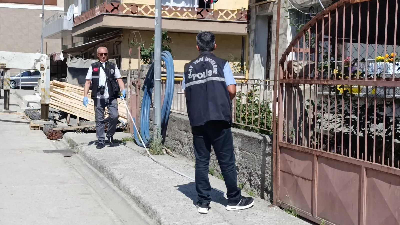 Amasya'da park halindeki araca havadan mermi düştü