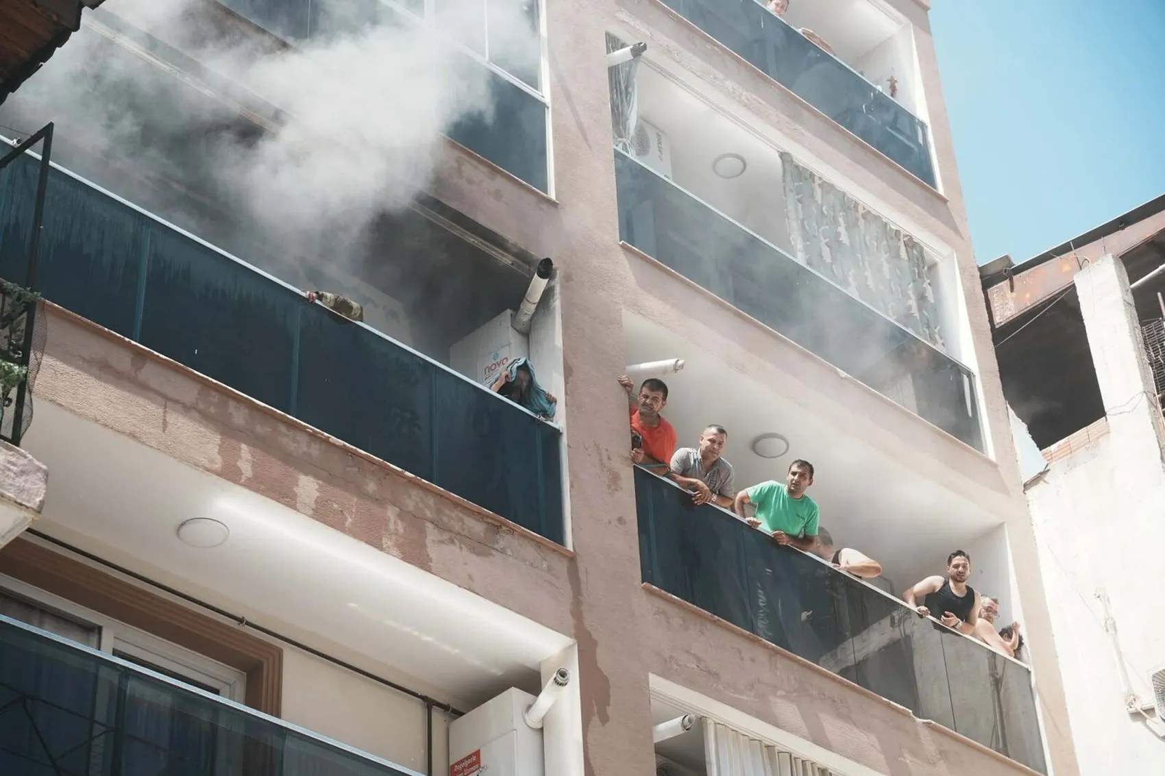 Bayraklı’da apartman yangını 10 kişi son anda kurtarıldı