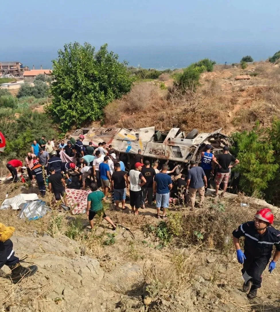 Cezayir'de yolcu otobüsü uçuruma devrildi 25 kişi hayatını kaybetti