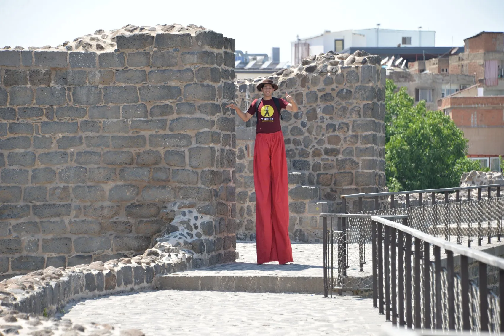 Diyarbakır Surlarında yürekleri ağza getiren tahta bacaklı şov