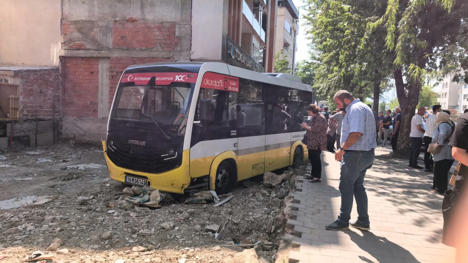İnegöl'de kontrolden çıkan minibüs dükkana daldı