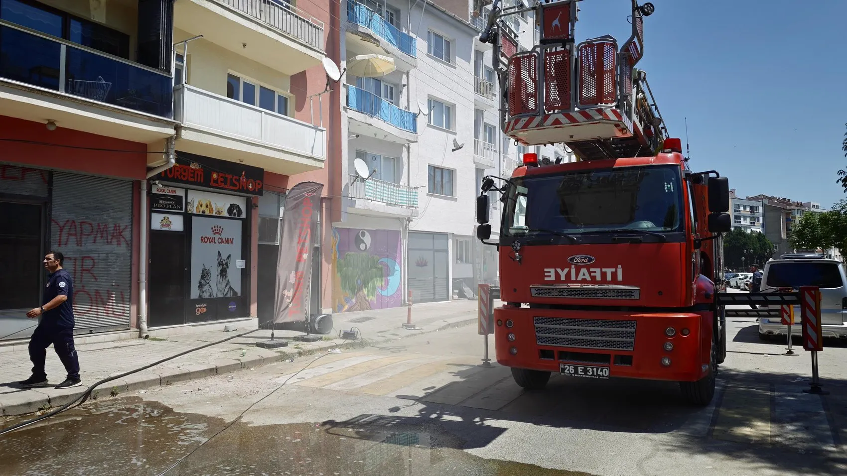 Eskişehir’de apartman otoparkında yangın paniği