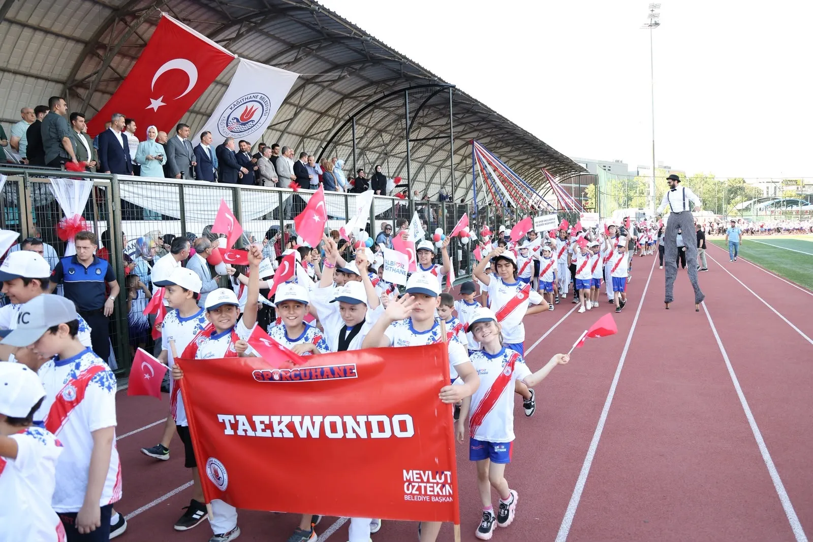 Kağıthane'de binlerce çocuk yaz spor okullarında buluştu