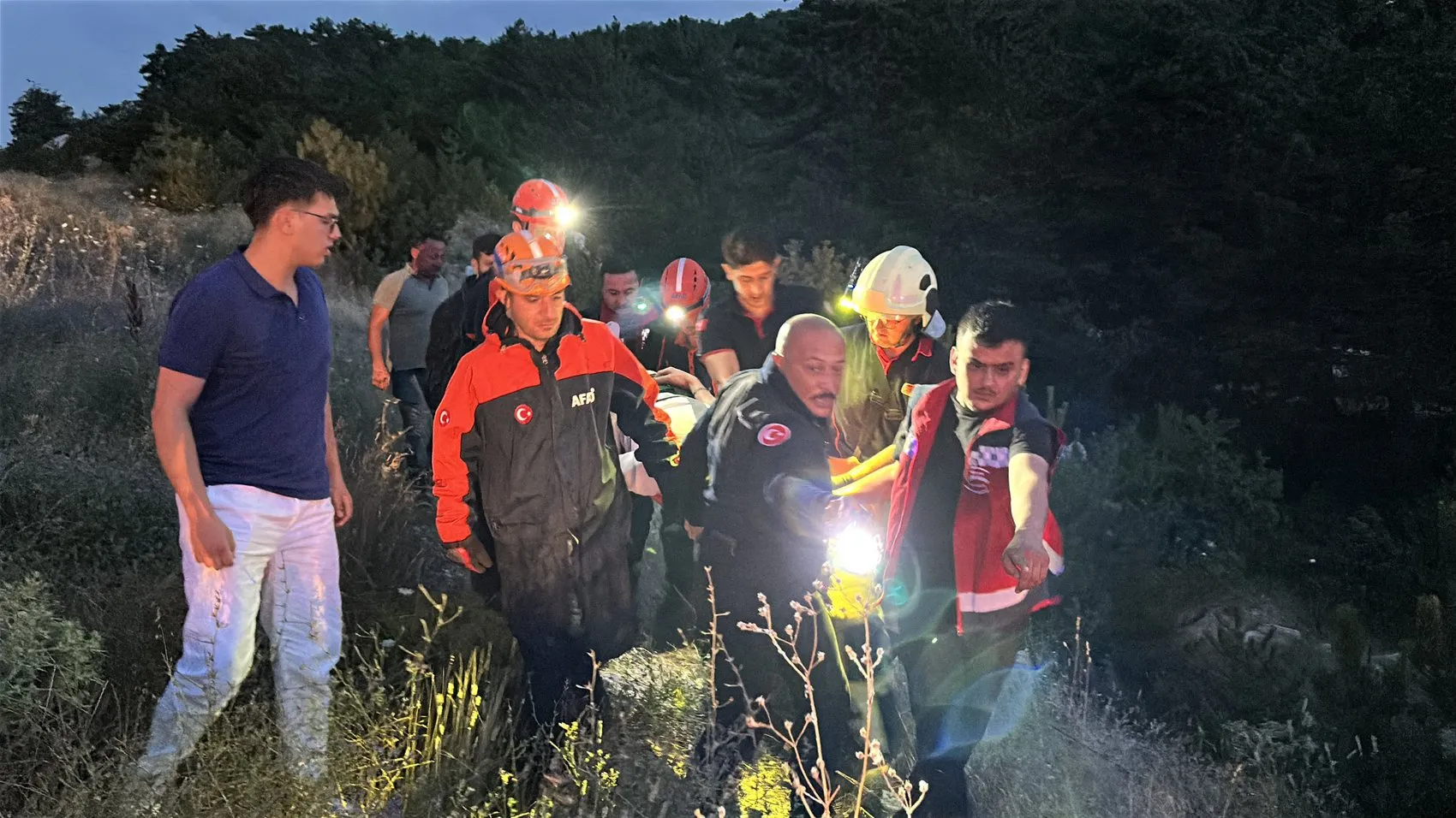 Kütahya yolunda motosiklet ve otomobil şarampole uçtu