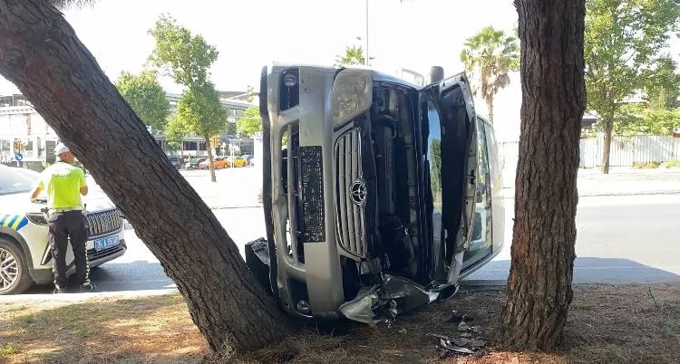 Bakırköy'de kontrolden çıkan otomobil ağaçlara çarparak yan yattı