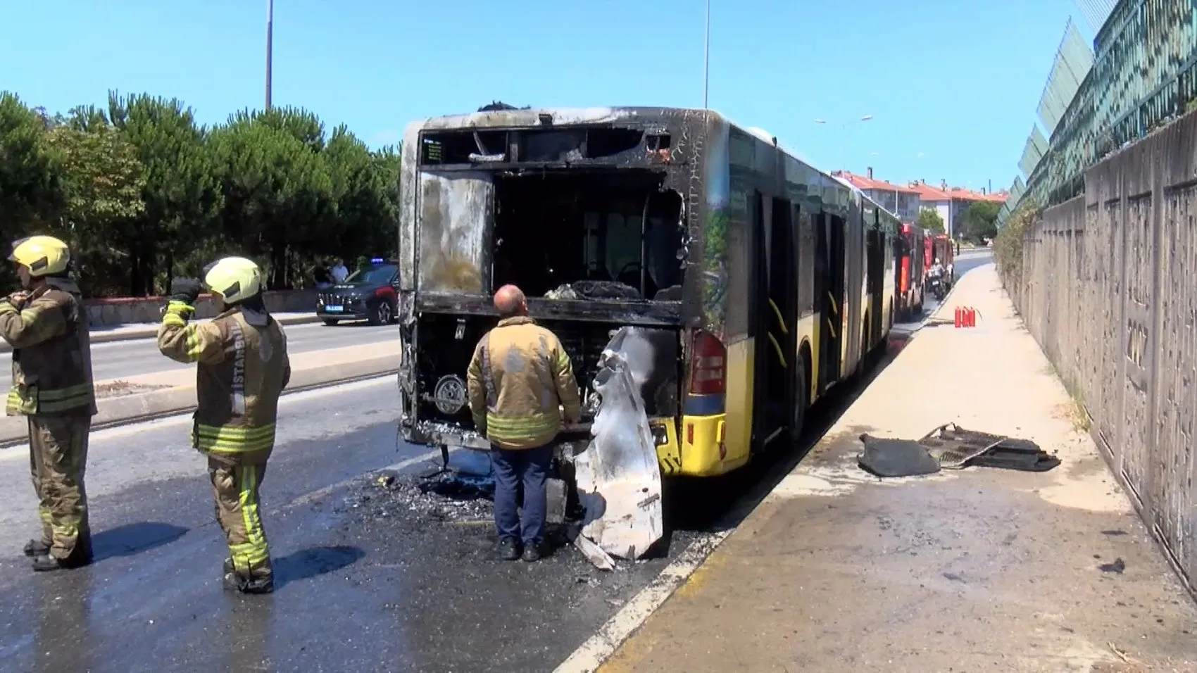Ataşehir’de yolcu otobüsü yolda alev aldı
