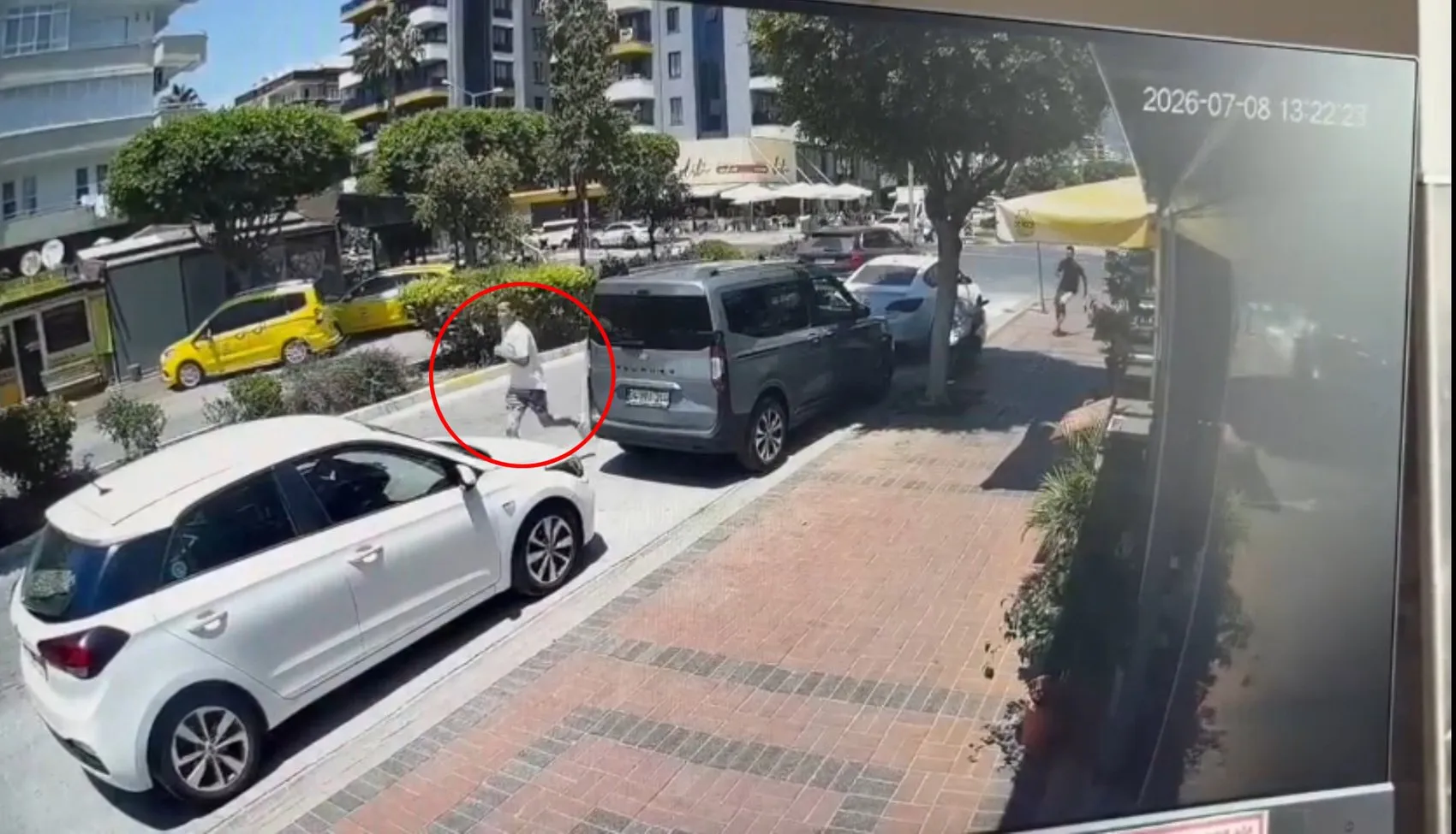 Alanya’da dehşet dakikaları Market hırsızı çocuğu olan aracı kaçırdı