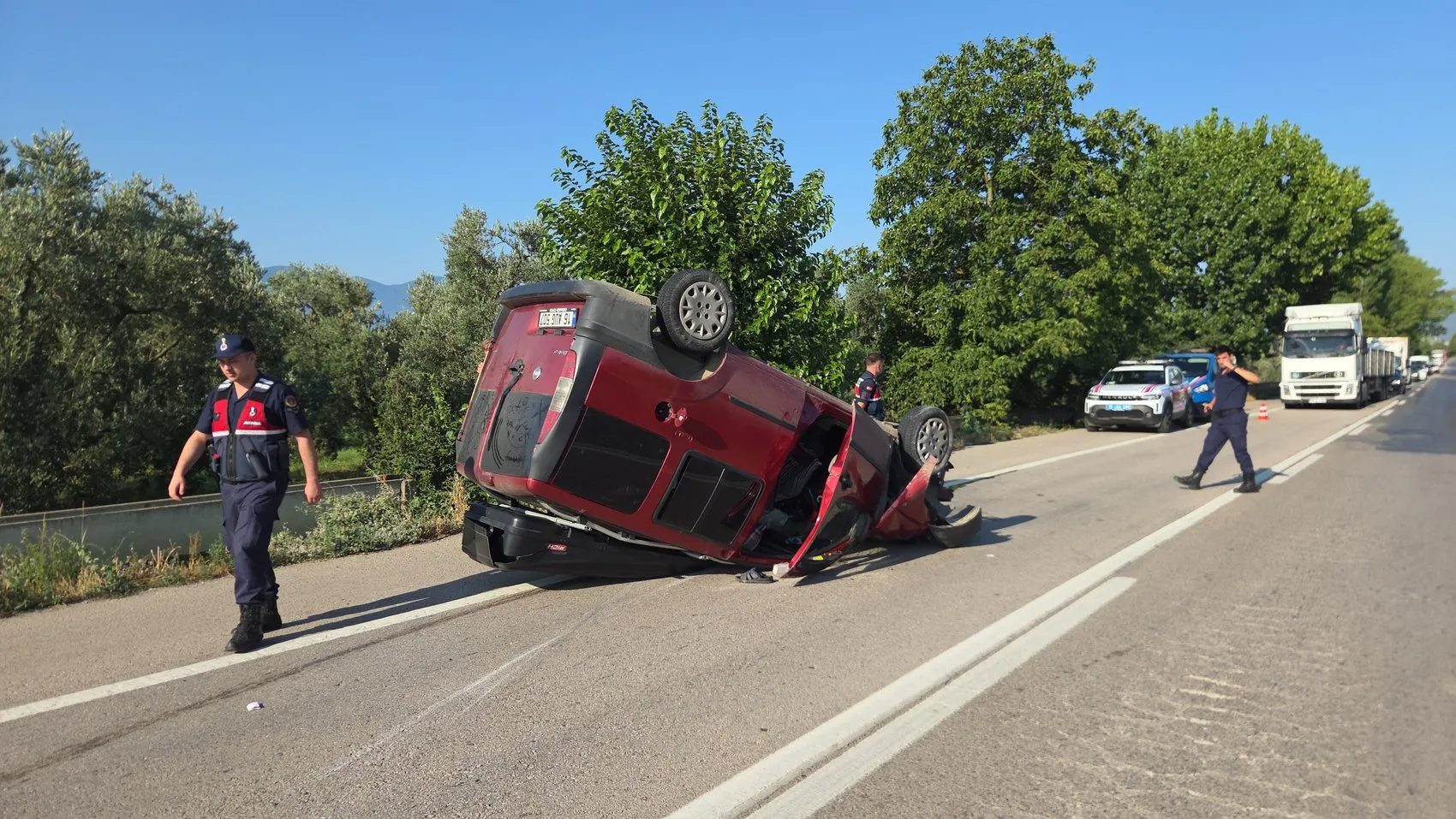 Orhangazi yolunda traktöre çarpan araç devrildi
