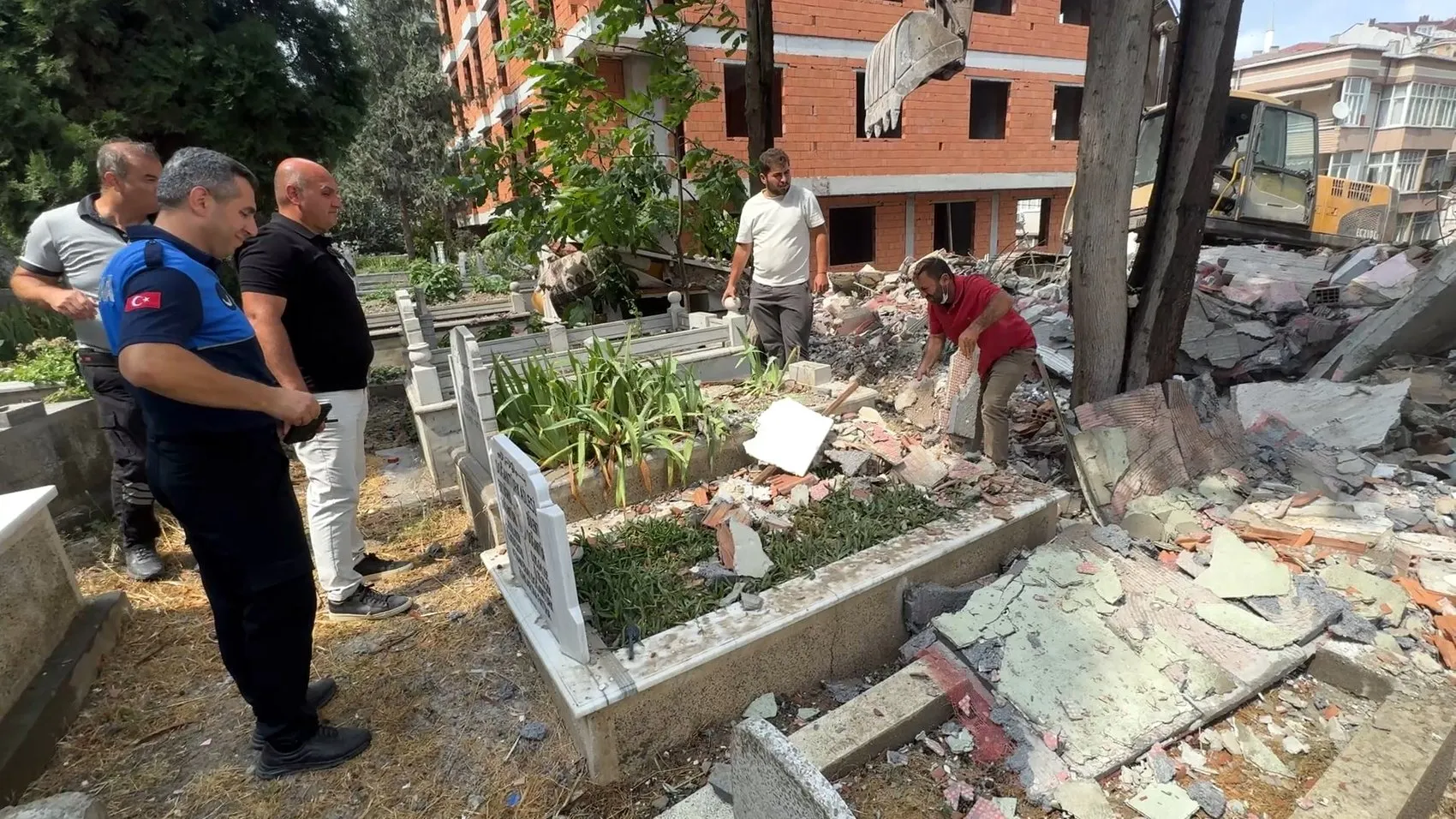 Avcılar'da yıkılan binanın molozları mezarlığa saçıldı