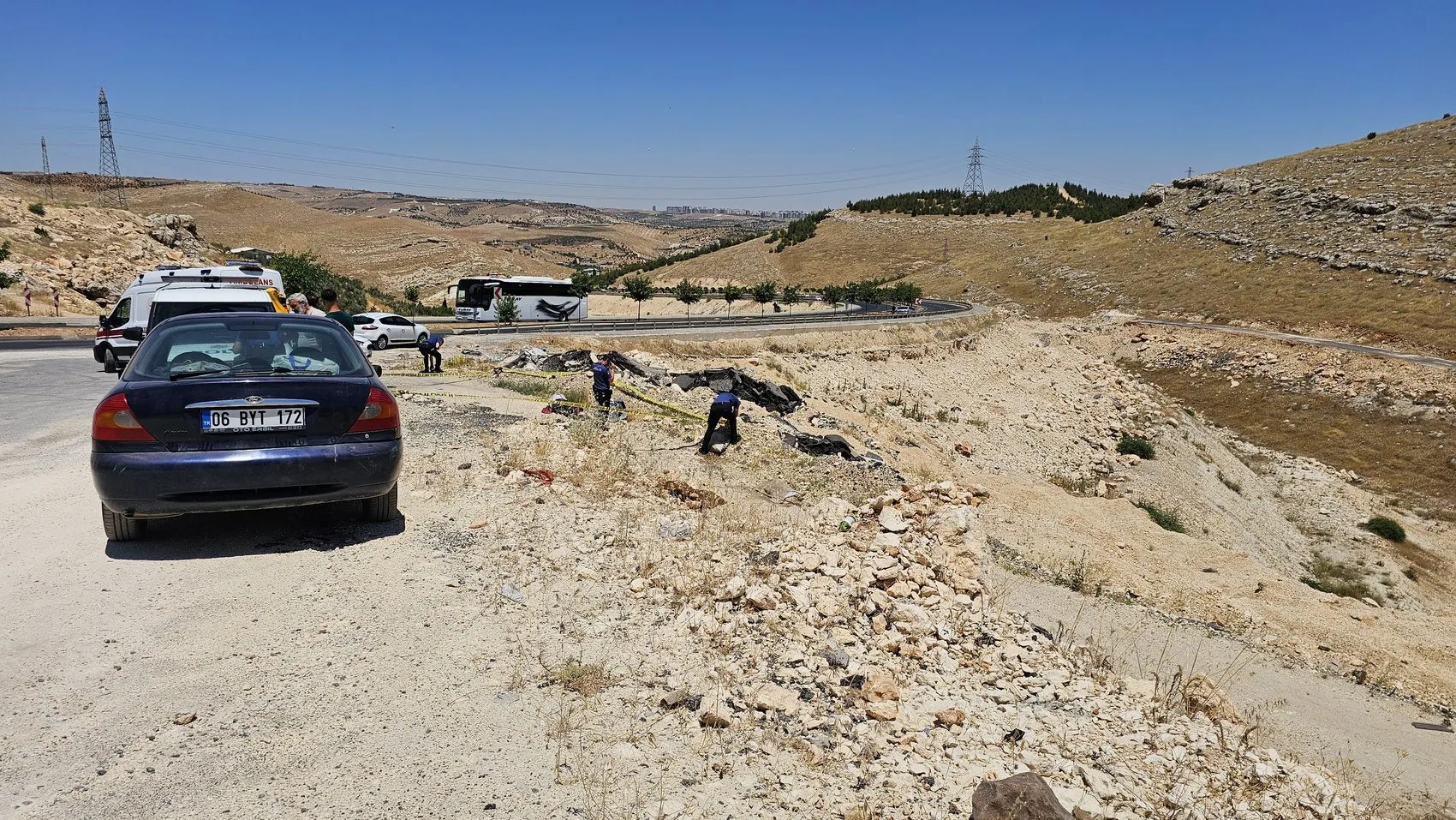 Şanlıurfa'da boş arazide battaniyeye sarılmış yabancı uyruklu bir ceset bulundu
