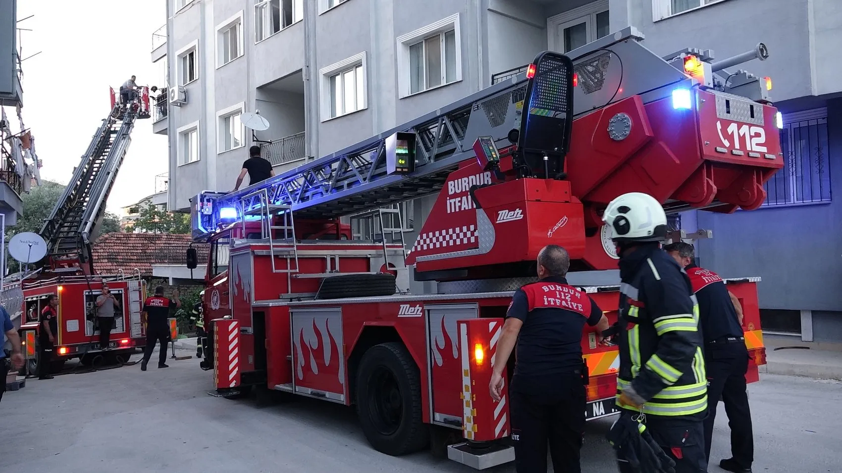 Burdur'da apartman yangını 6 kişi merdivenle kurtarıldı