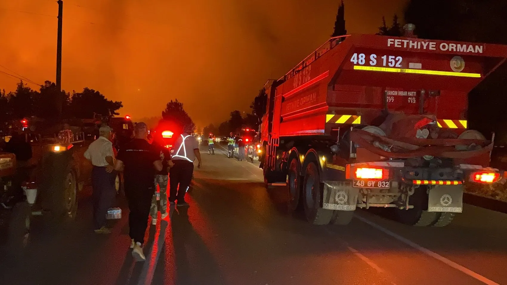 Fethiye ormanlarında gece yarısı yangın paniği