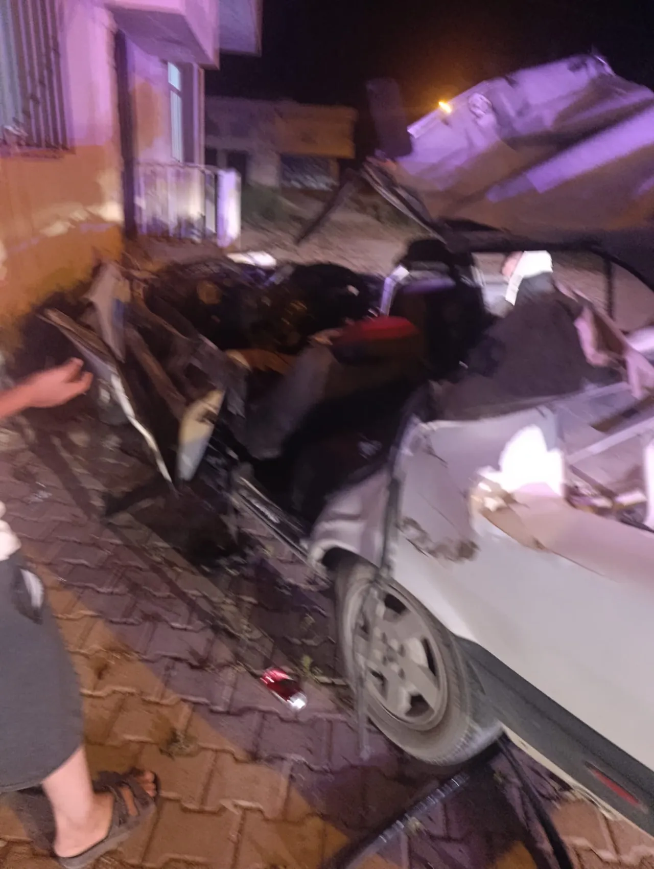 Mardin'de otomobil traktörle çarpıştı ve eve girdi