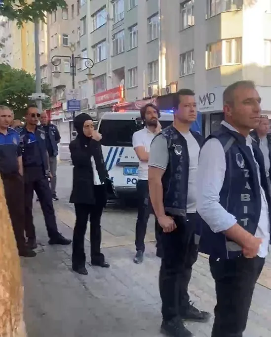 Kütahya’da belediye büfeleri kaldırınca esnaf kendini zincire vurdu