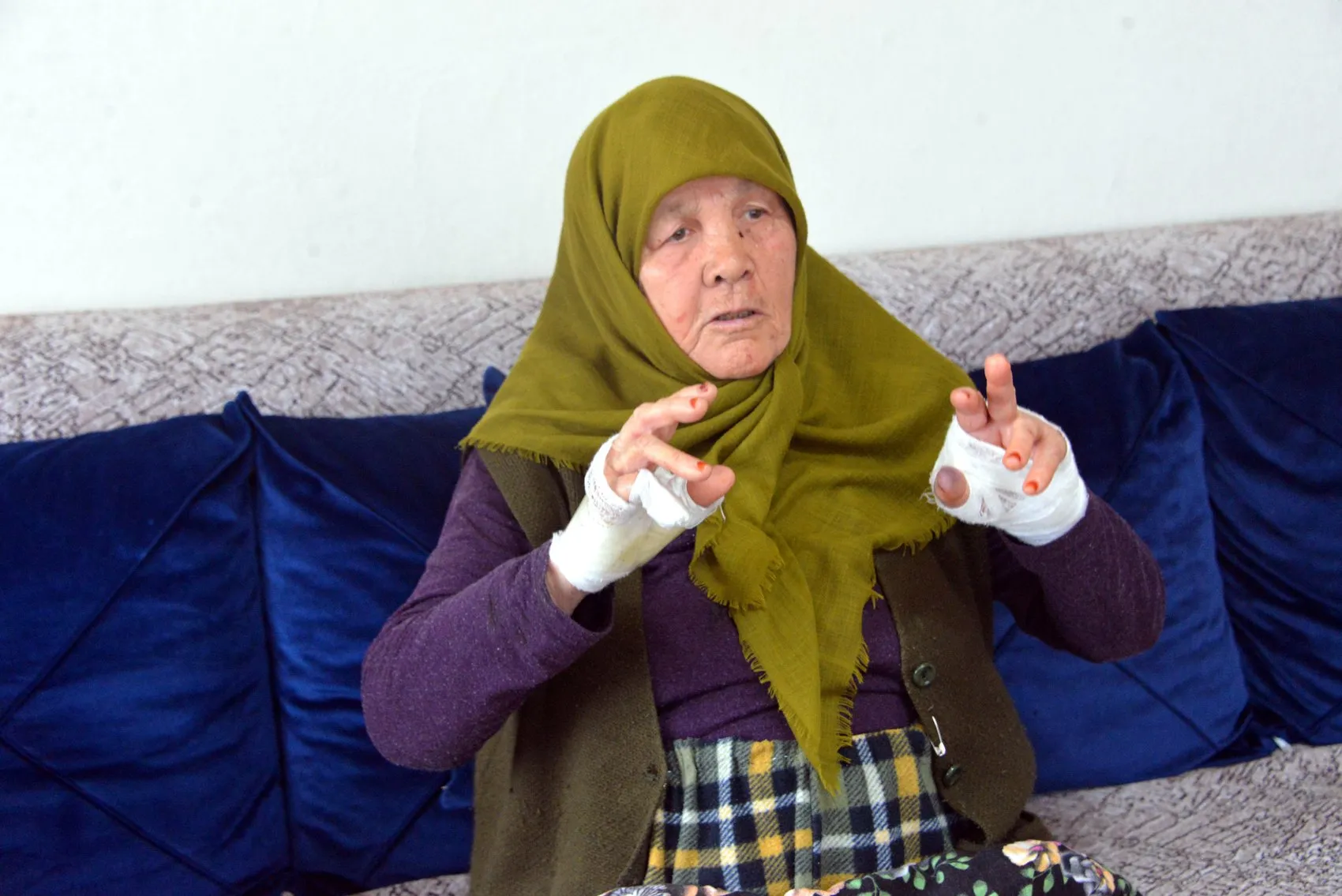 Komşusunu bıçakla yaralayıp altınını çaldı