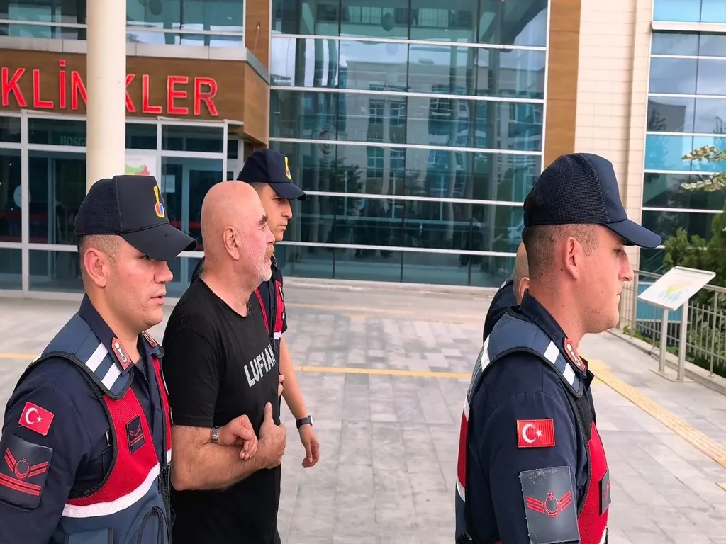Yönetmen Ezel Akay uyuşturucu operasyonunda gözaltına alınıp serbest kaldı