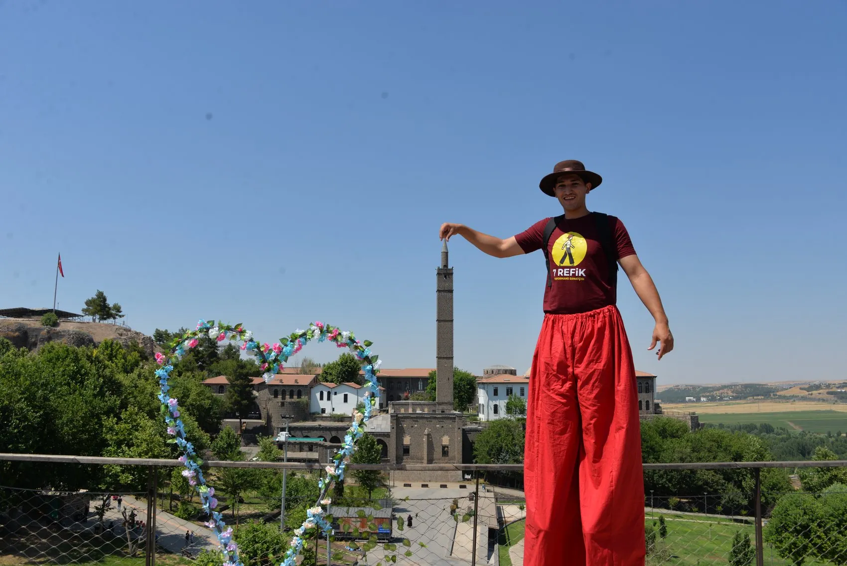 Diyarbakır Surlarında yürekleri ağza getiren tahta bacaklı şov