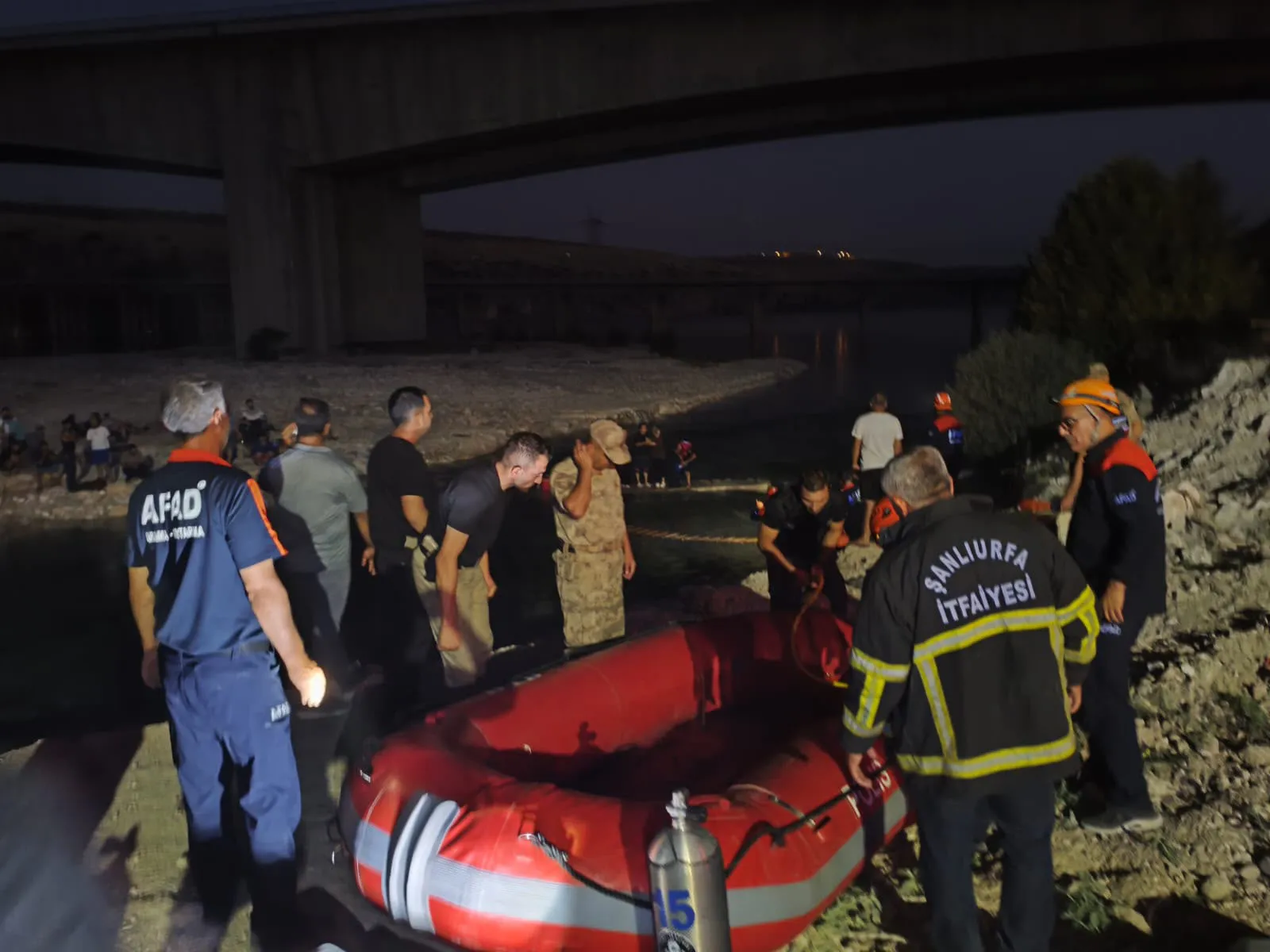 Fırat Nehri kıyısında piknik yapan 32 kişi sular yükselince mahsur kaldı