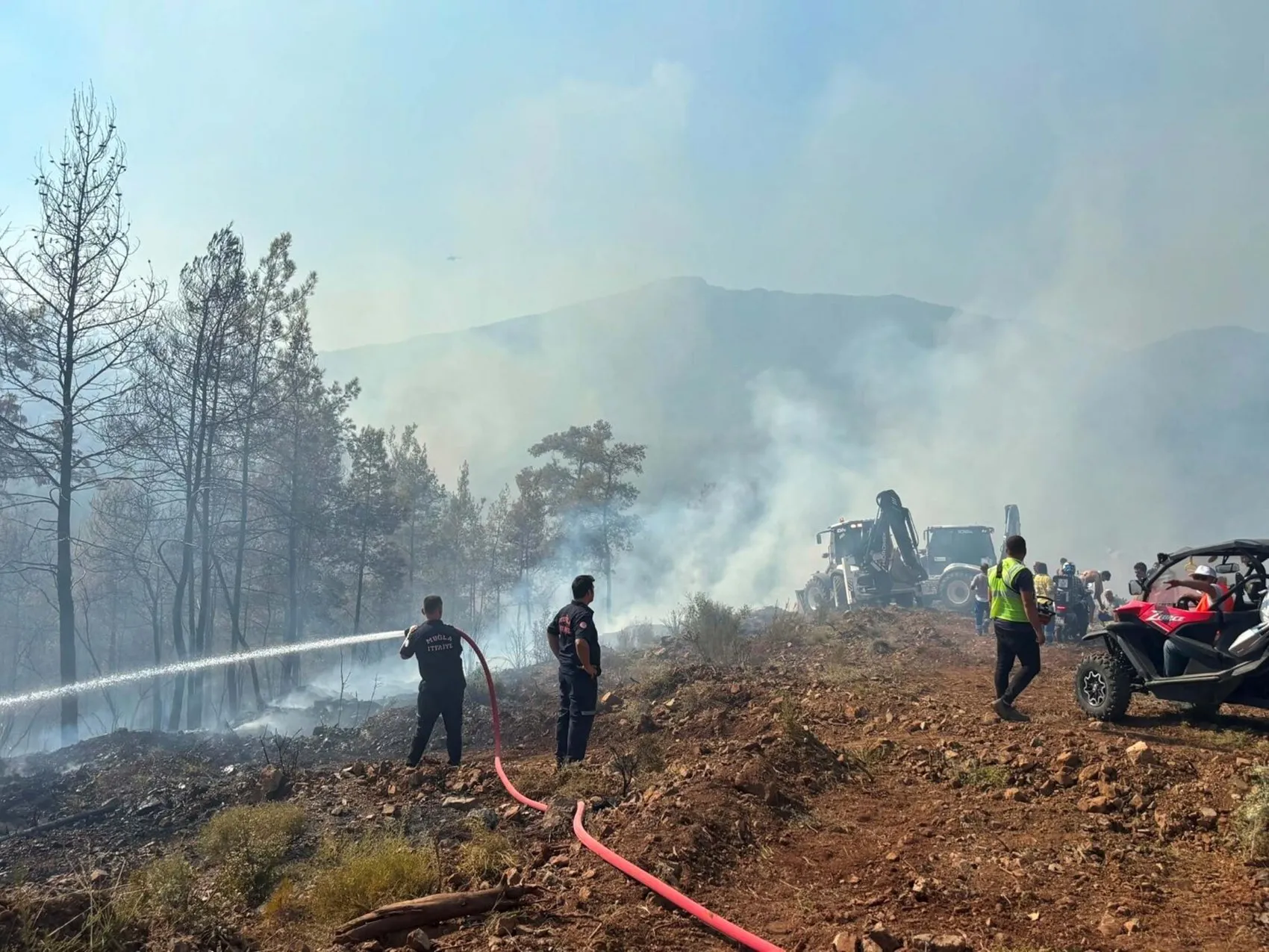 Fethiye ormanlarında rüzgar yangını yeniden tetikledi