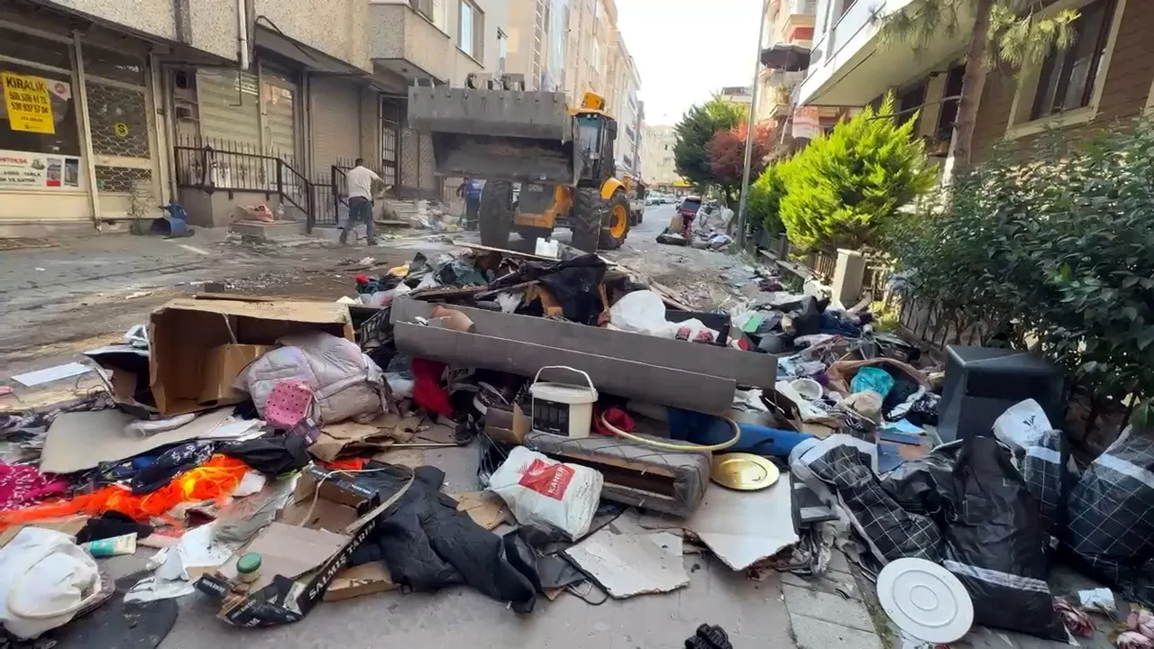 Avcılar'da ev sahibi cezaevindeki kiracısının eşyalarını sokağa attı