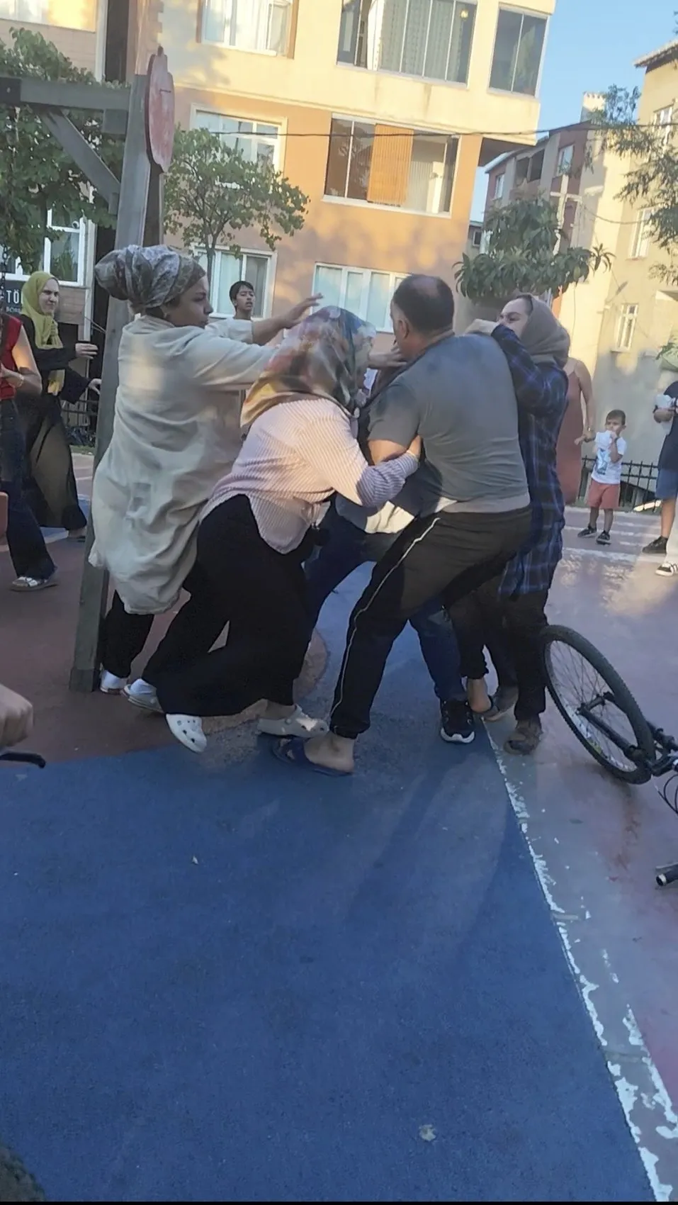 Kağıthane’de çocuk parkında aileler birbirine girdi