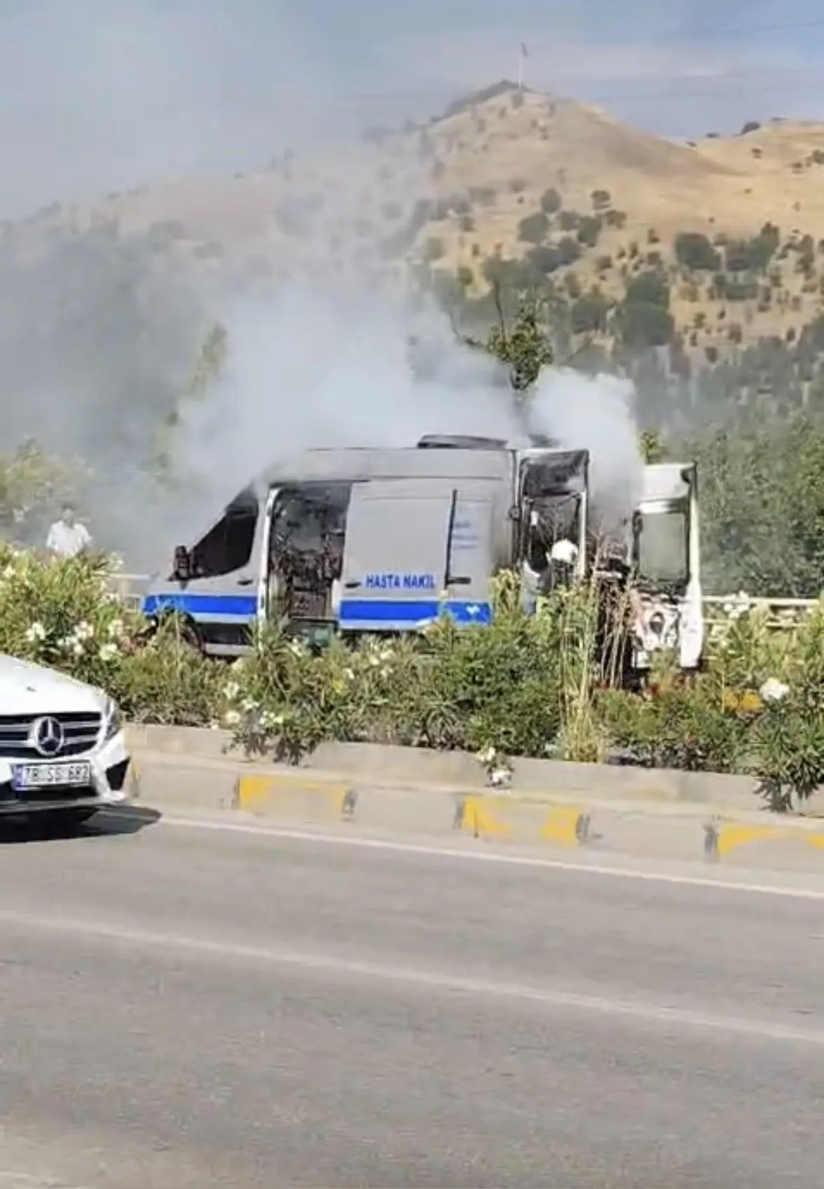Karabük'te yanan hasta nakil aracından şoför hayat kurtardı