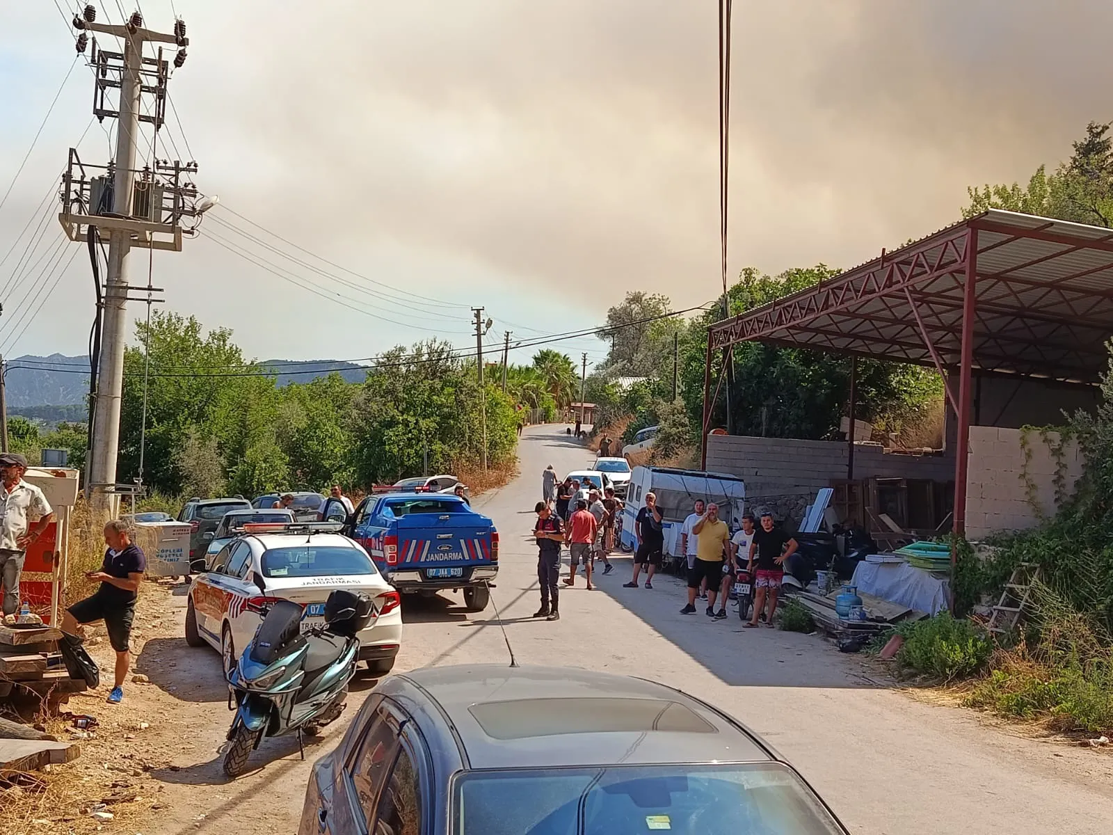 Kumluca'da orman yangını paniği Yazır Mahallesi boşaltılıyor