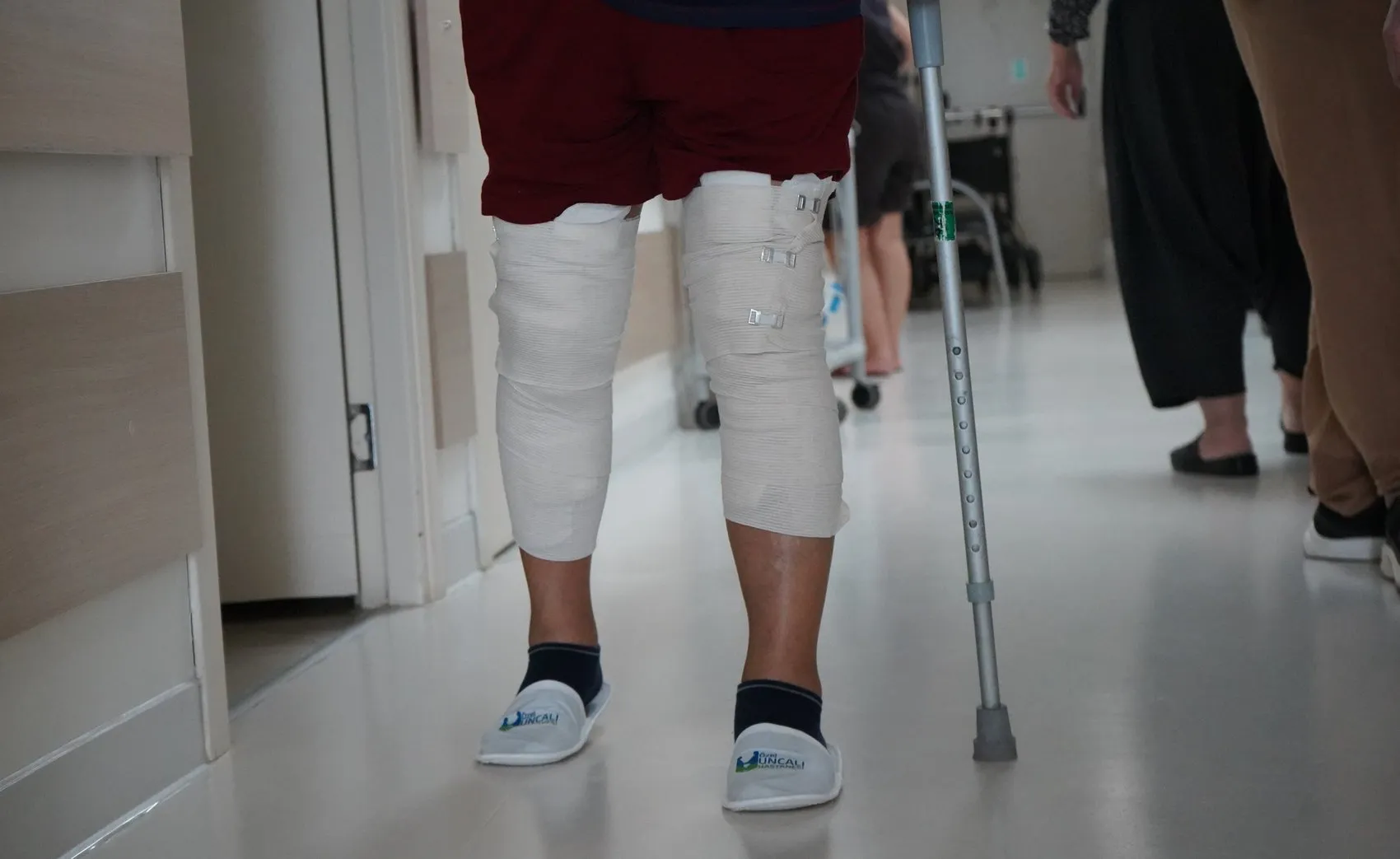 Tiyatrocu Sabri Özmener robotik cerrahiyle diz ağrılarına veda etti