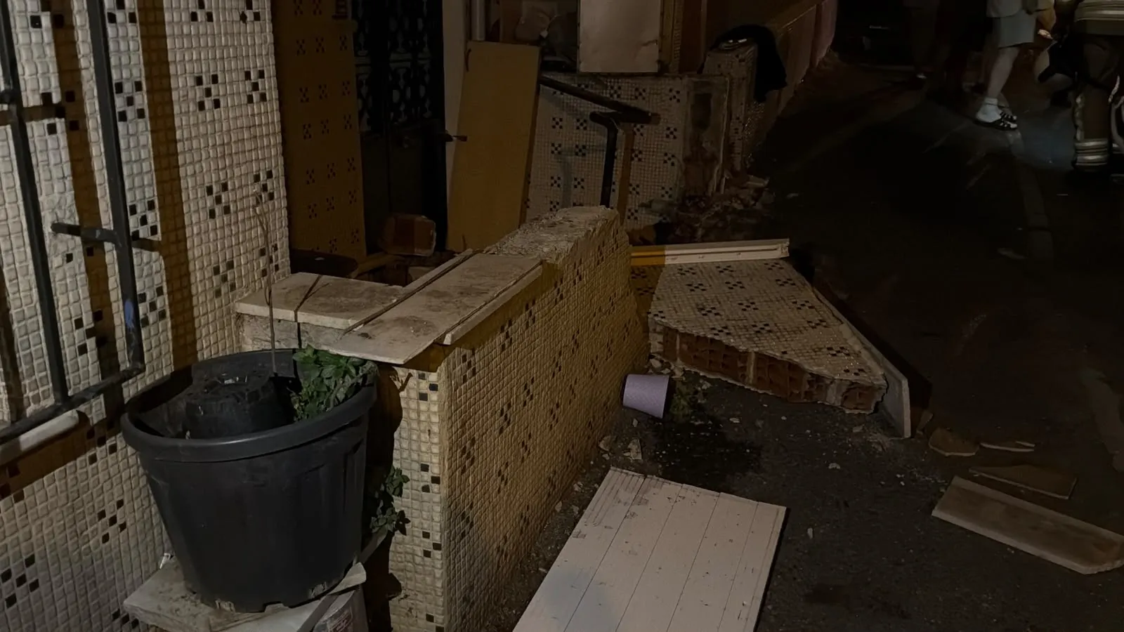 Gaziosmanpaşa’da kontrolden çıkan otomobil mahalleyi ayağa kaldırdı