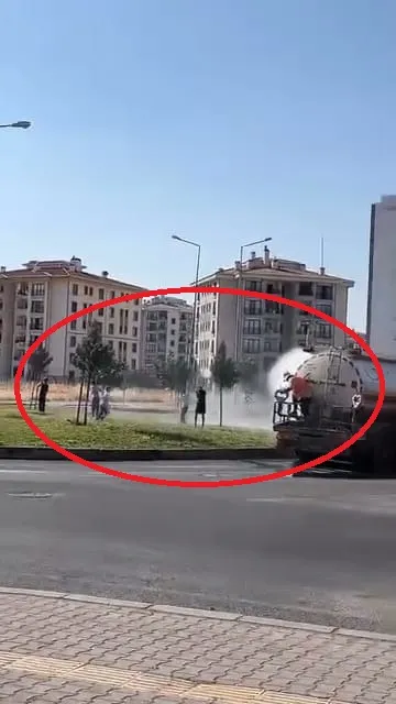 Diyarbakır sokaklarında 39 derecelik bunaltıcı sıcaklara suyla çözüm