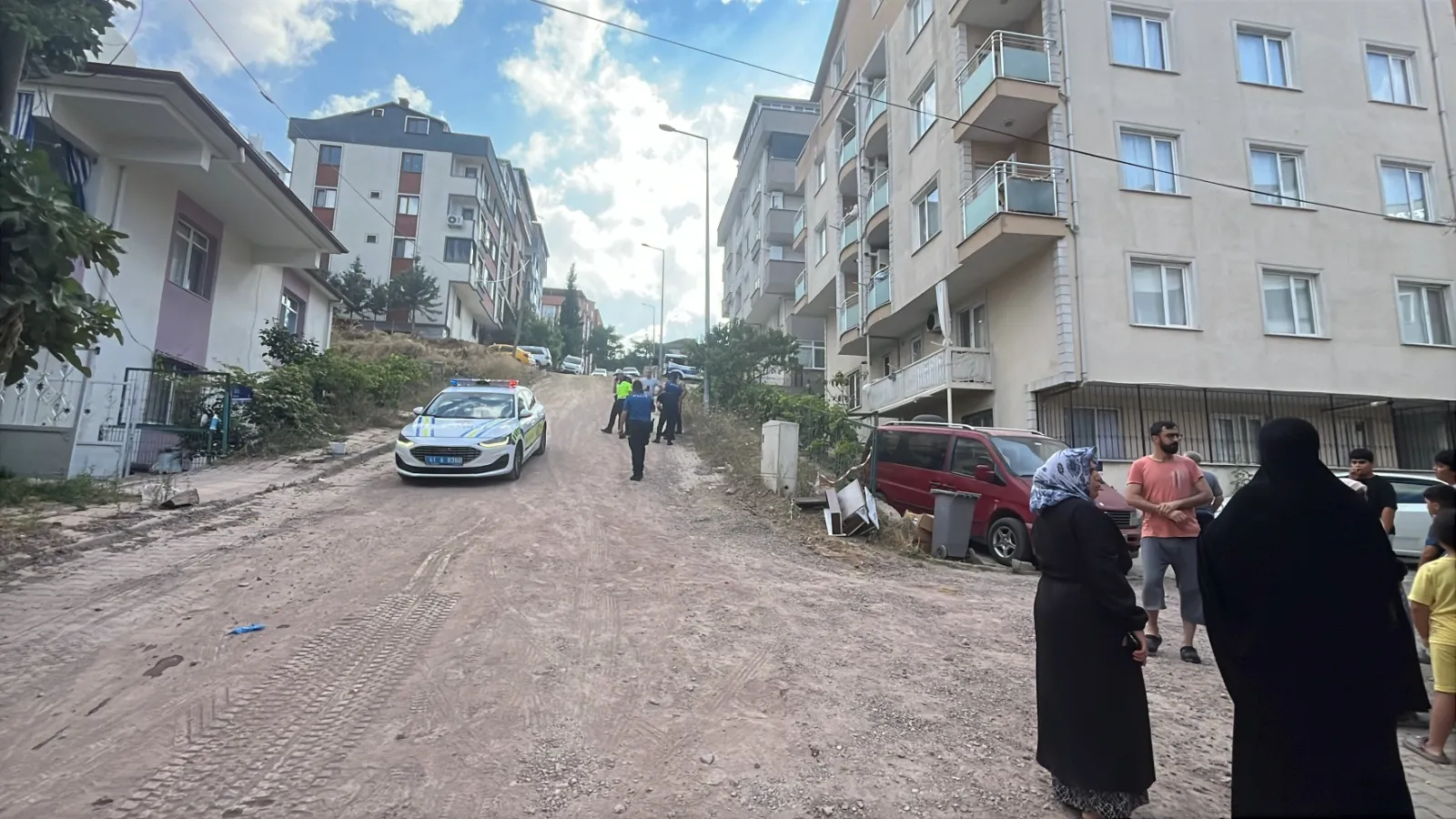 Gebze’de kontrolden çıkan araç apartman bahçesine devrildi