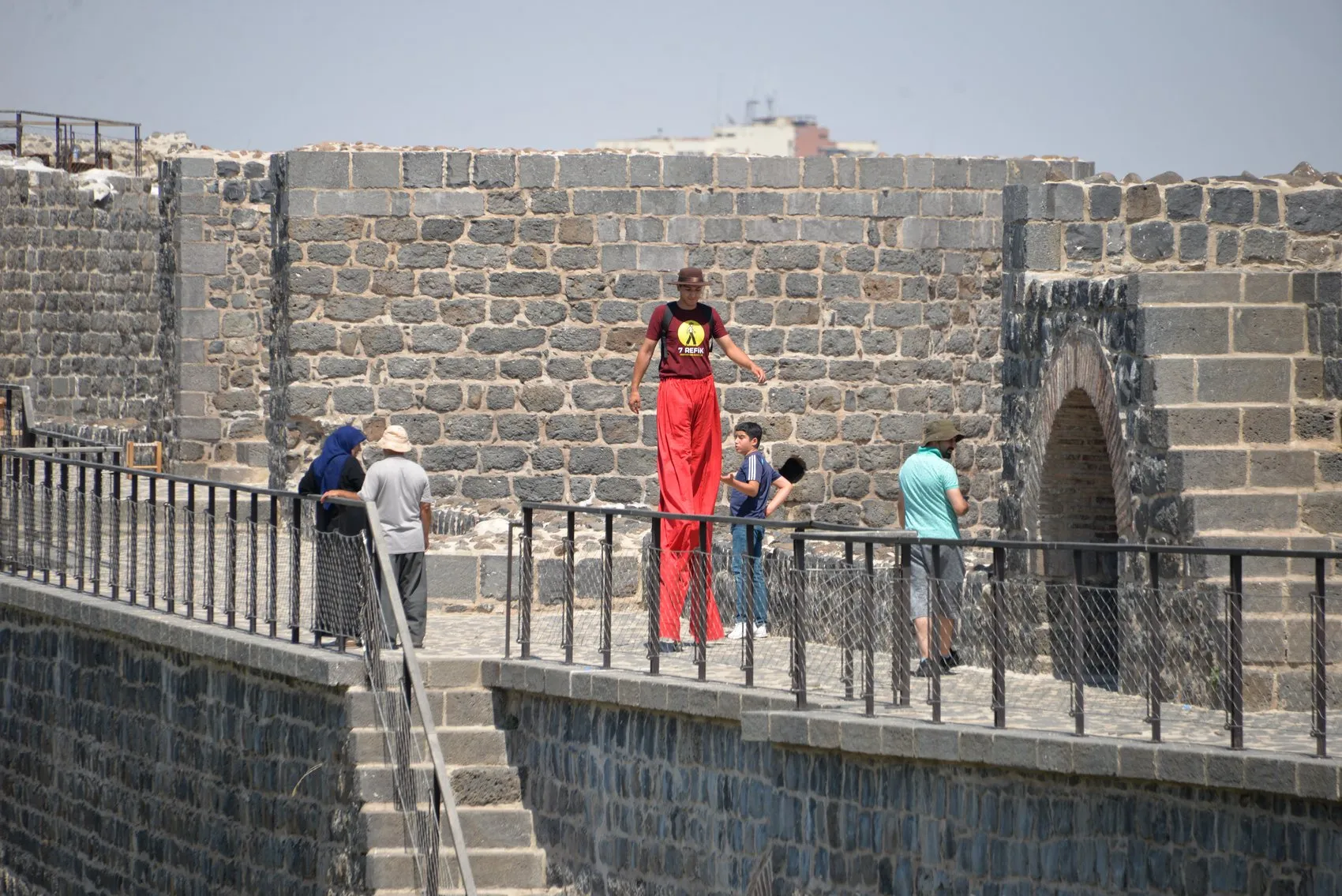 Diyarbakır Surlarında yürekleri ağza getiren tahta bacaklı şov