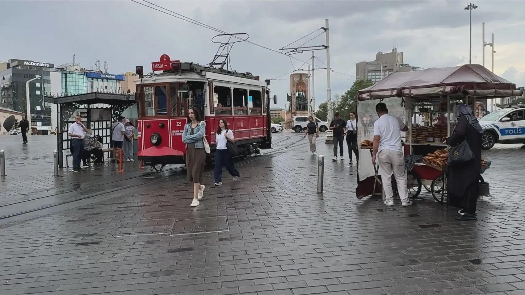 Taksim’de güne yağmurla başladık