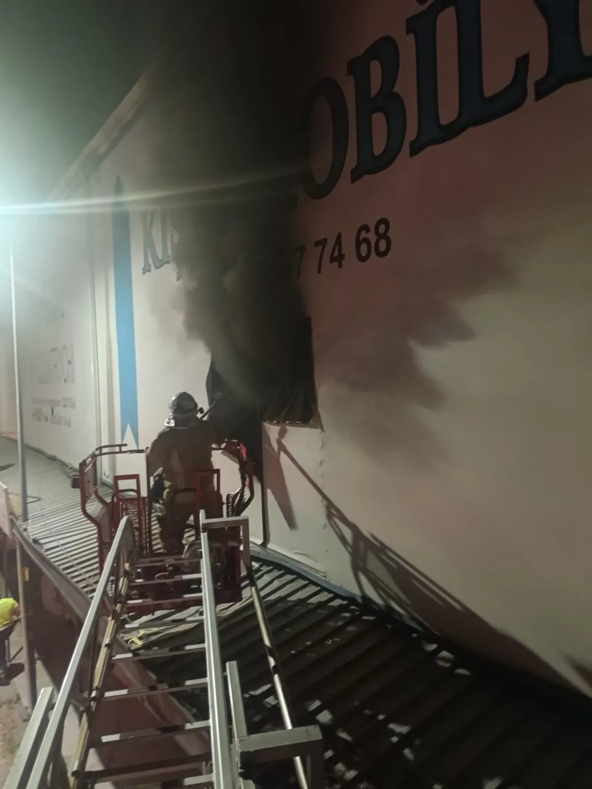 İnegöl’de mobilya fabrikasında gece saatlerinde yangın çıktı