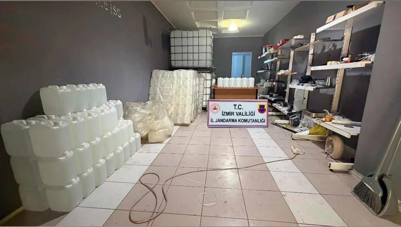 İzmir'de merdiven altı operasyonu