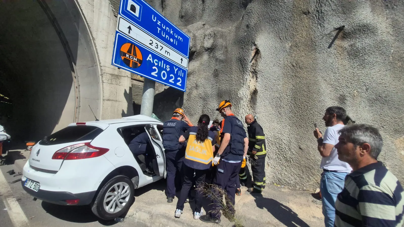 Zonguldak'ta tünel girişinde kaza yapan sürücü ağır yaralandı