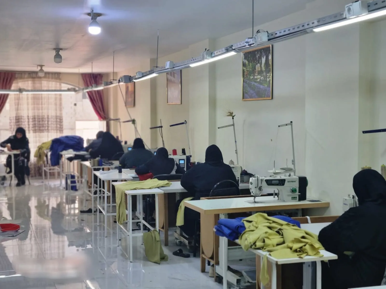 Suriyeli kadınlar Azez’de kendi kıyafetlerini dikiyor