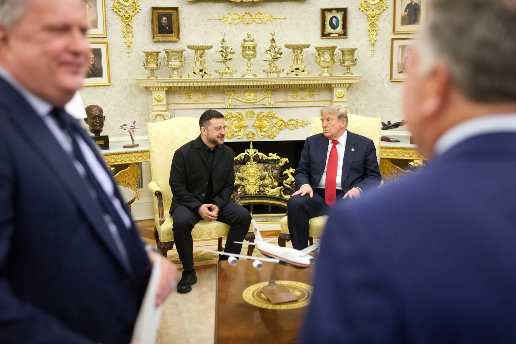 Trump ve Zelenskiy Beyaz Saray'da masaya oturdu