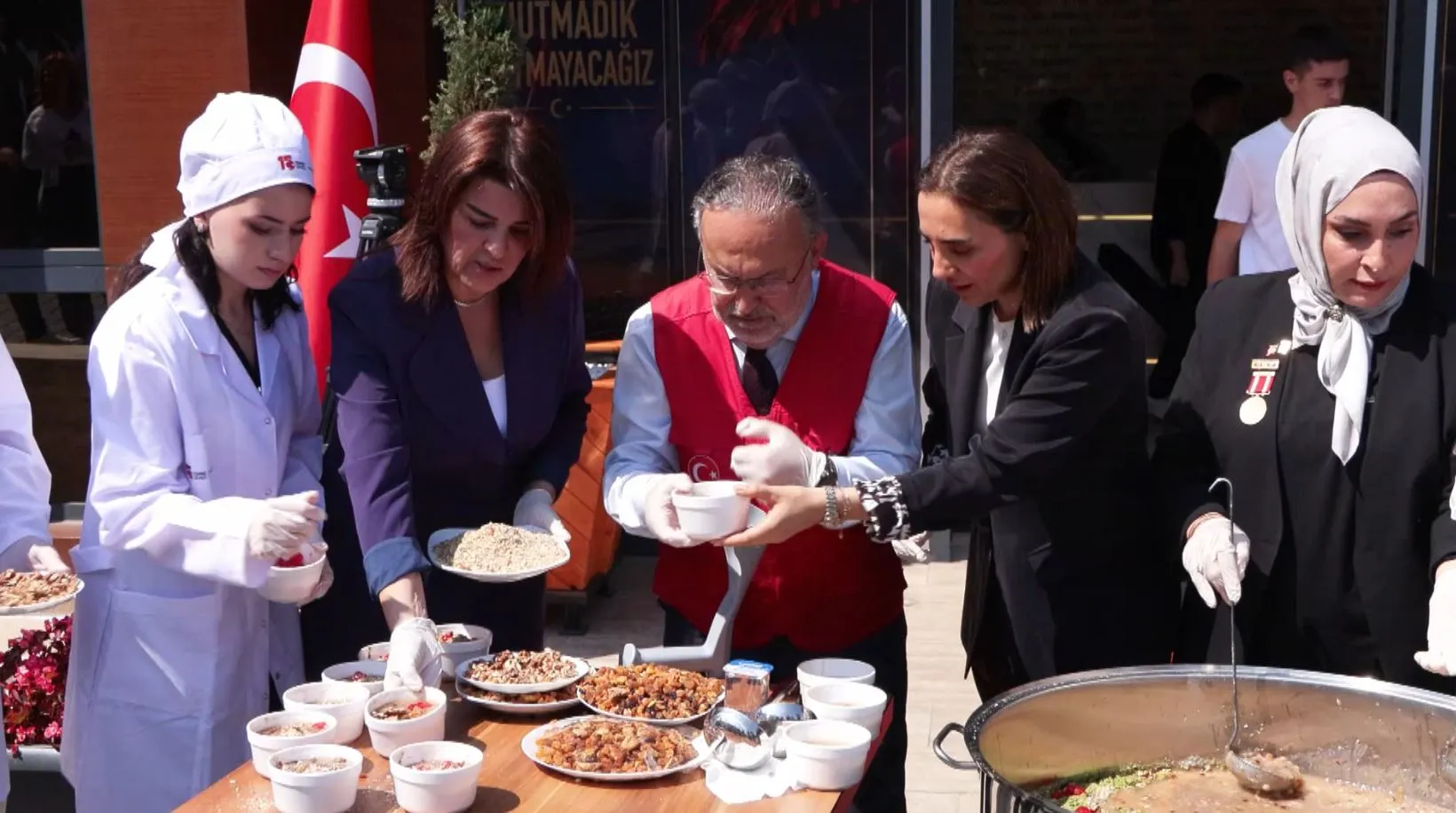 15 Temmuz şehitleri için İstanbul’da aşure kazanları kaynadı